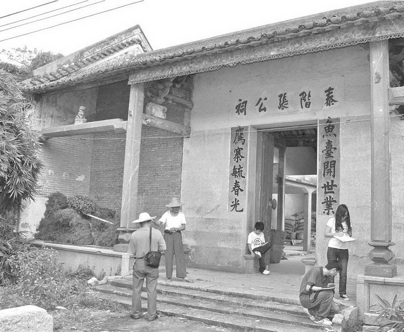 古色古香的泰阶张公祠,掩映在一片绿竹丛中。清新区文物工作者正在进行田野调查。
