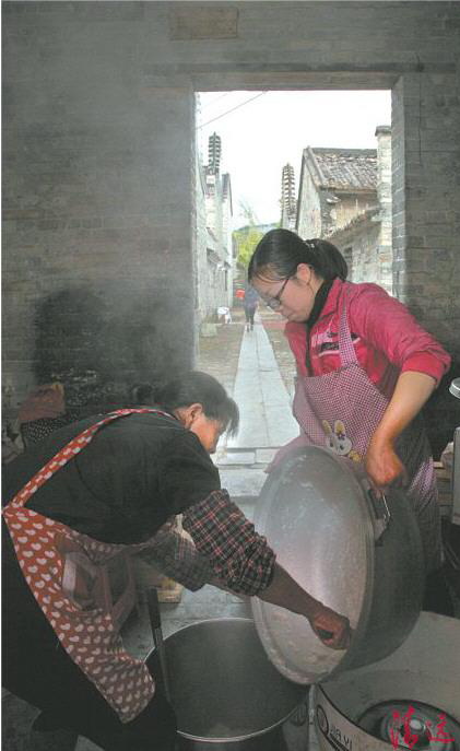 后勤人员紧张地准备午饭。