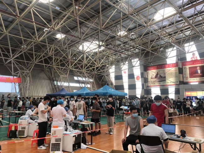 A接种区排队.jpg