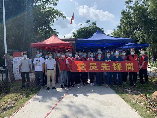 工作人员集体合影留念3.jpg