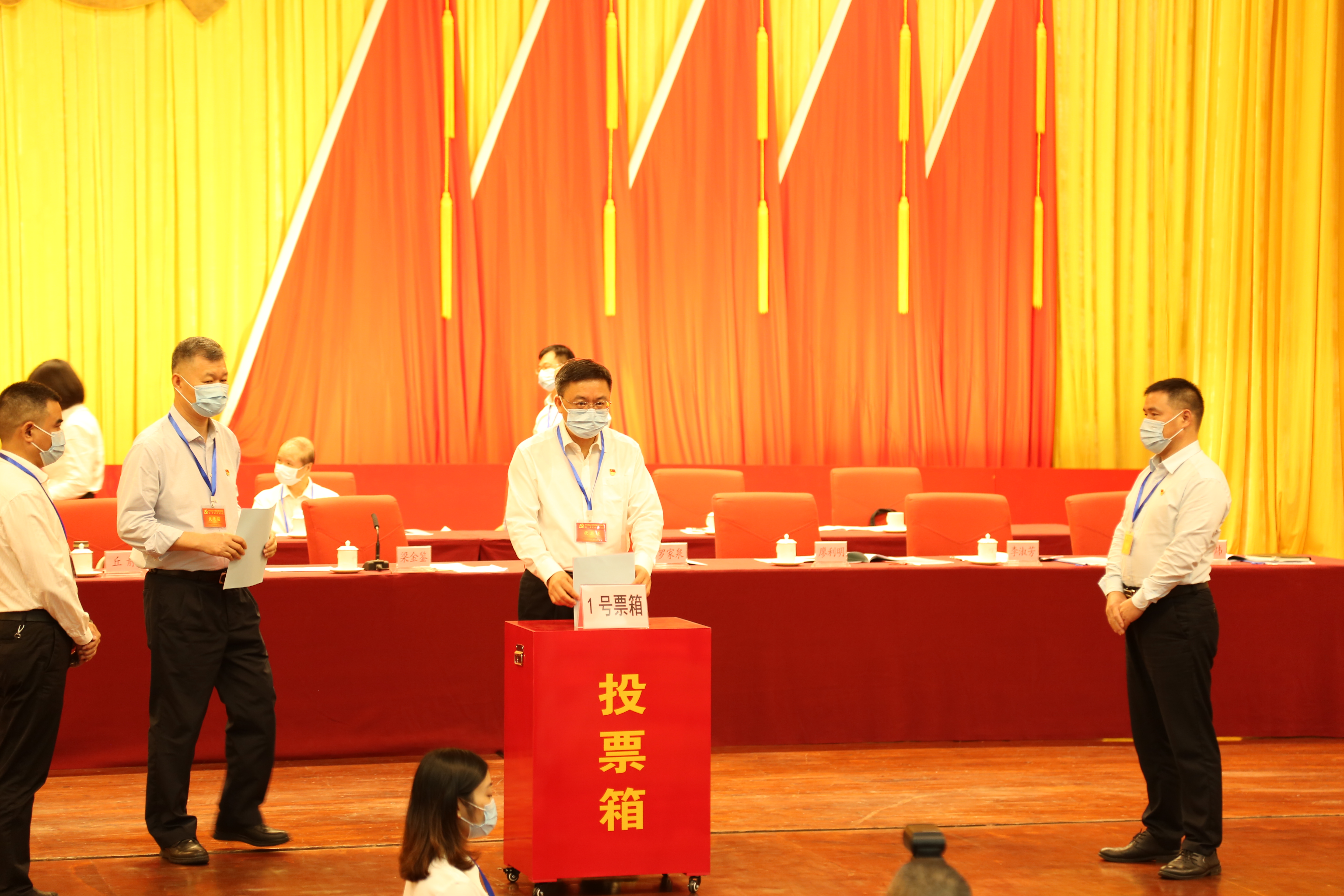 党员代表有序投票.JPG