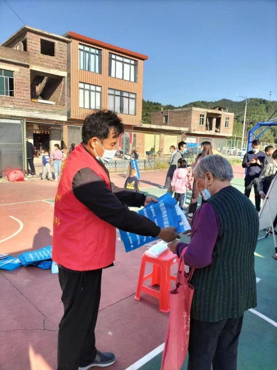 连山壮族瑶族自治县小三江镇田心村党总支部书记、村委会主任黄家得在向村民宣传反电信诈骗知识。资料图