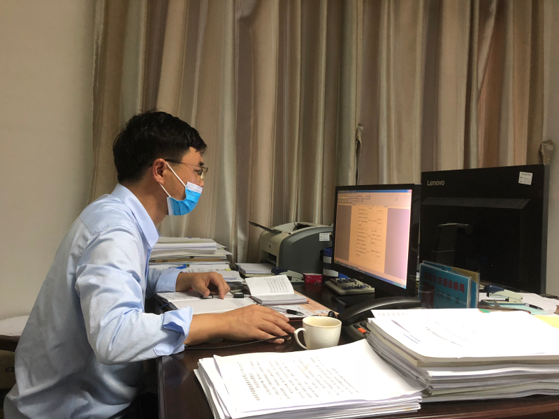 陈志在办公室加班加点办公.jpg