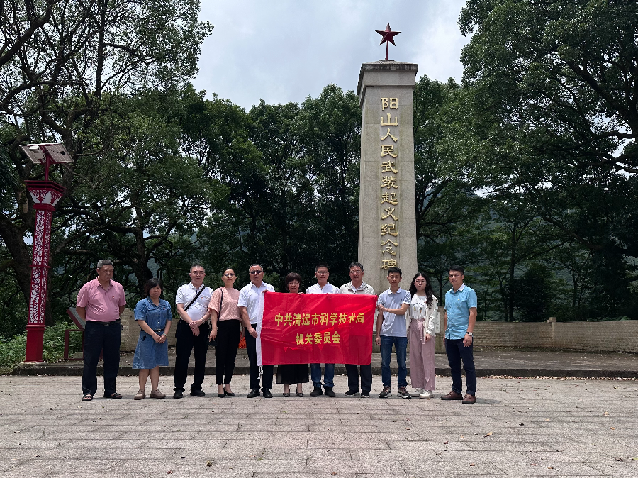 1.纪念碑前合影.jpg