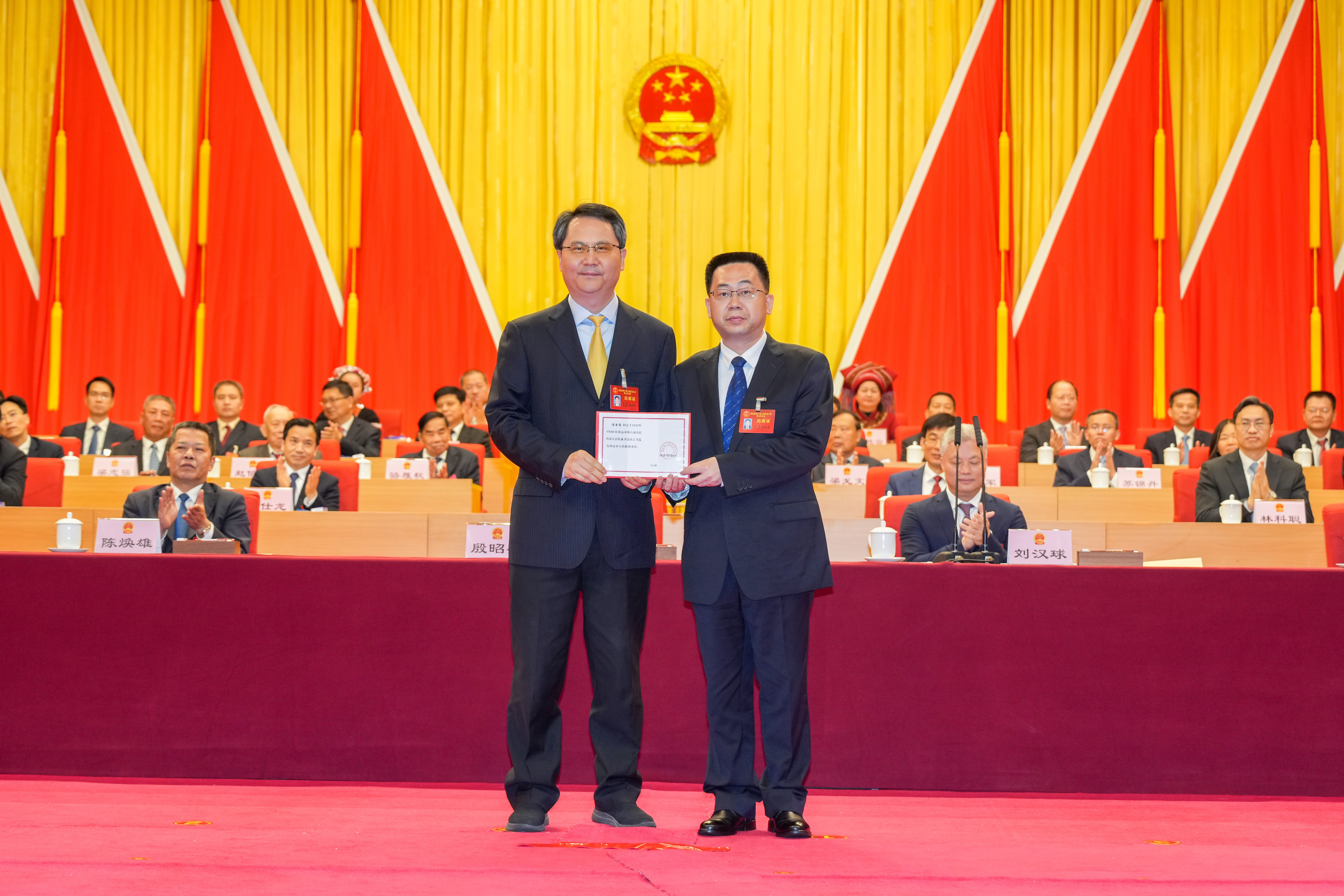 大会主席团常务主席、市委书记、市人大常委会主任殷昭举为新当选的沙巴体育官网市长沙巴体育官网颁发当选证书。