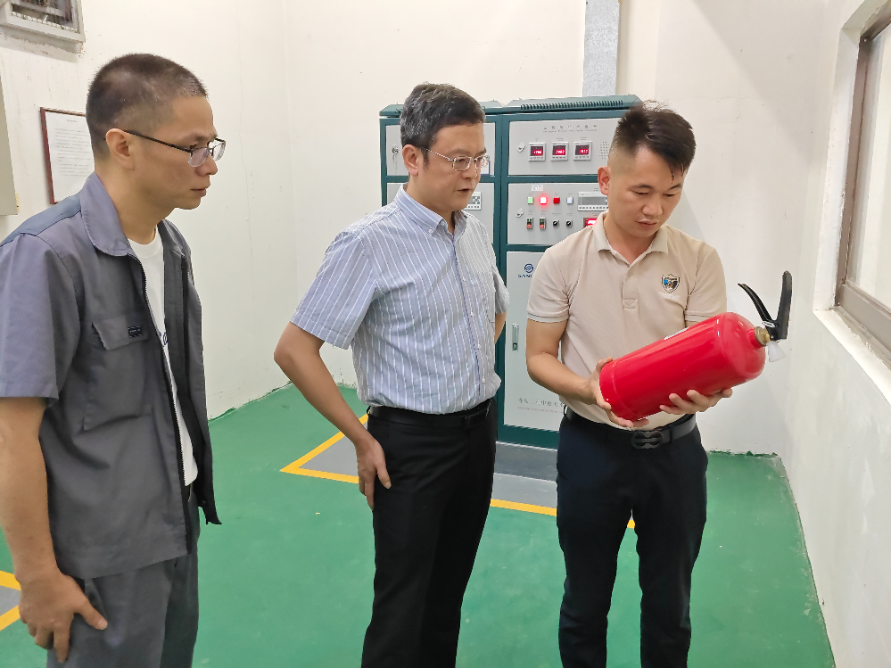 市住房城乡建设局领导带队到清城区中伦东海岸小区检查电动自行车安全隐患整治、消防安全、防汛防风、生活垃圾分类等工作