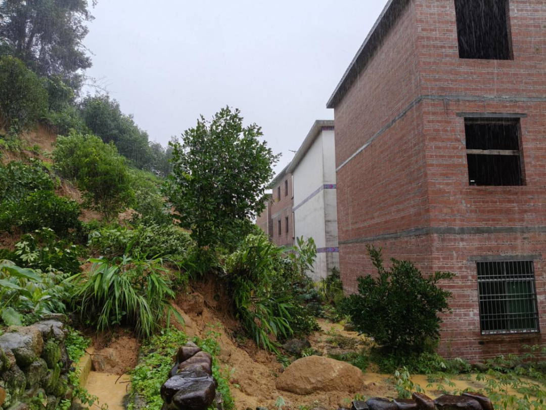 清远连山：紧急转移8名村民，成功避险一起山体滑坡