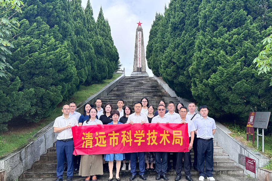 市科技局开展“七一”主题党日活动-纪念碑下合影.jpg